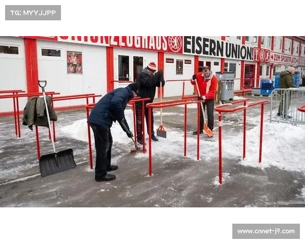 圣保利主场除雪行动：50名志愿者保障比赛场地安全